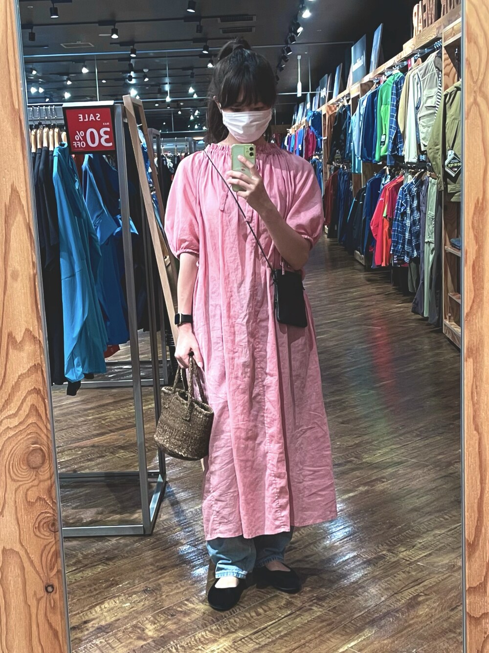 「大人カジュアル、リネン、パフスリーブ、ギャザーワンピース、ピンク、着回しコーデ、バレエシューズ、UNIQLO、サイザルバッグ、デニム、レイヤードスタイル」｜「サイザルバッグのアイテム（バッグ、ブラウン系）」を使った、すにーさん（レディース・162cm）の夏コーディネートの1枚目の写真