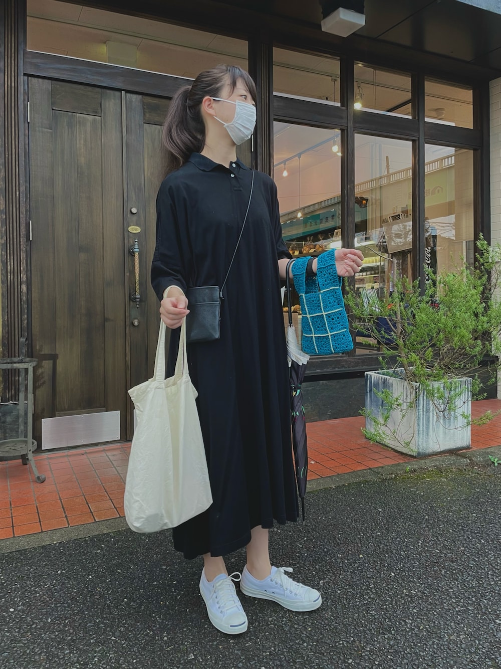 「着回しコーデ、ポロシャツワンピース、モノトーン、モノトーンコーデ、サコッシュ、グラニースクエア、ジャックパーセル、ワンピース、カジュアル」｜「CONVERSEのアイテム（スニーカー、ホワイト系）」を使った、すにーさん（レディース・162cm）の夏コーディネートの1枚目の写真