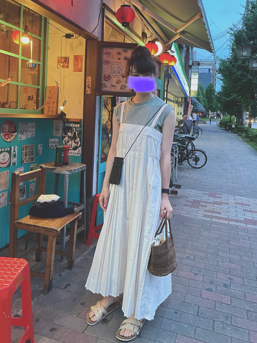 「オトナカジュアル、夏、着回しコーデ、サコッシュ、ビルケンシュトック、birkenstock、サンダル、ワンピース、サイザルバッグ、ノースリーブ、レイヤードスタイル、サングラス」｜「サイザルバッグのアイテム（バッグ、ブラウン系）」を使った、すにーさん（レディース・162cm）の夏コーディネートの1枚目の写真