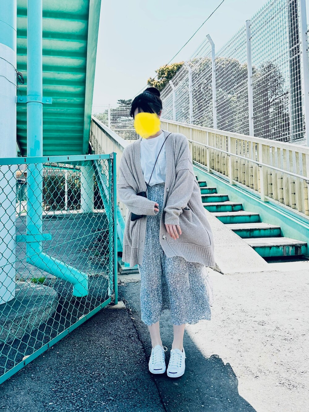 「春夏コーデ、春、ラフ、Tシャツ、花柄、スニーカー、カーディガン、コンバース、converse、サコッシュ、着回しコーデ」｜「CONVERSEのアイテム（スニーカー、ホワイト系）」を使った、すにーさん（レディース・162cm）の春コーディネートの1枚目の写真