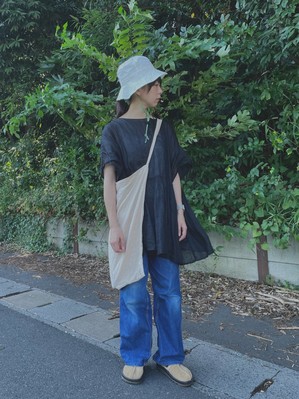 「大人カジュアル、パンツコーデ、バケットハット、リネン、古着、古着MIX、reebok、beatnik、着回しコーデ」｜「chisaki milaiのアイテム（ハット、ホワイト系）」を使った、すにーさん（レディース・162cm）の秋コーディネートの1枚目の写真