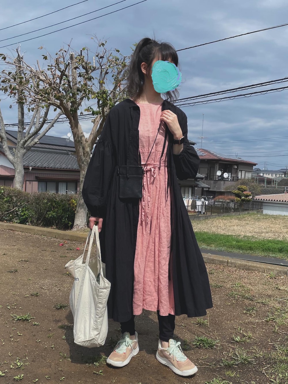 「春色、ゆるコーデ、ピンク、黒、スニーカー、レギンス、着回しコーデ、レイヤードスタイル、suni、リング、ビーズアクセサリー」｜「NIKEのアイテム（スニーカー、その他）」を使った、すにーさん（レディース・162cm）の春コーディネートの1枚目の写真