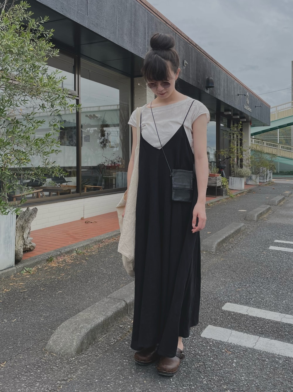 「カジュアルコーデ、サングラス、サコッシュ、dansko、ワンピース、ロングワンピース、キャミワンピ、着回しコーデ、リネン、レイヤードスタイル、トートバッグ」｜「Libra CueのLibra ボリュームキャミワンピース（ワンピース、ブラック系）」を使った、すにーさん（レディース・162cm）の夏コーディネートの1枚目の写真