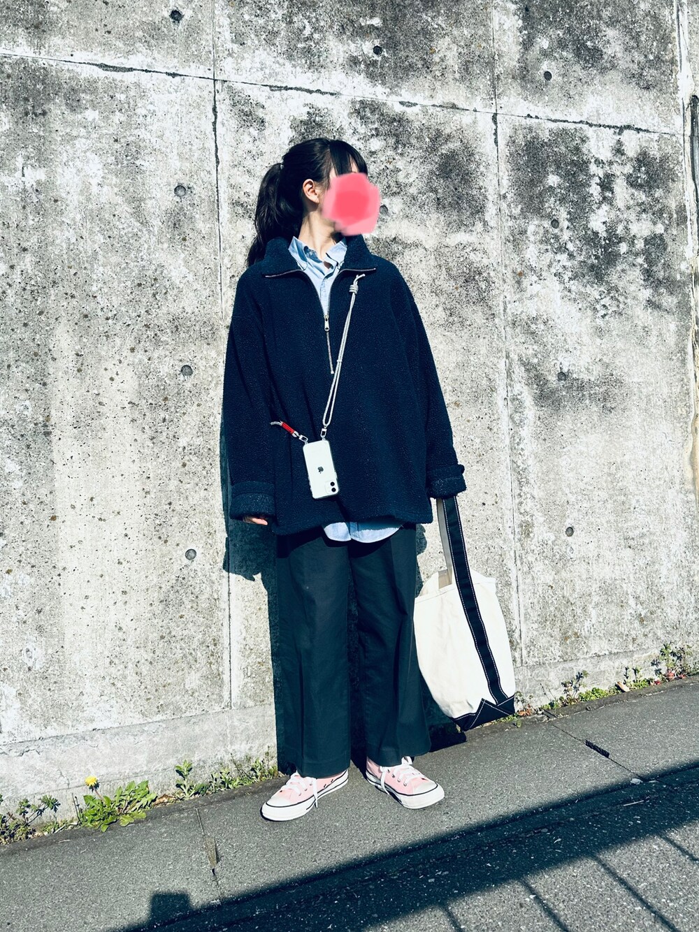 「パンツスタイル、スラックス、Topologie、トートバッグ、シャツスタイル、古着MIX、古着、コンバース、converse、ピンク、着回しコーデ」｜「CONVERSEのCONVERSE ALL STAR US COLORS HI / オールスター カラーズ ハイ（スニーカー、ピンク系）」を使った、すにーさん（レディース・162cm）の春コーディネートの1枚目の写真