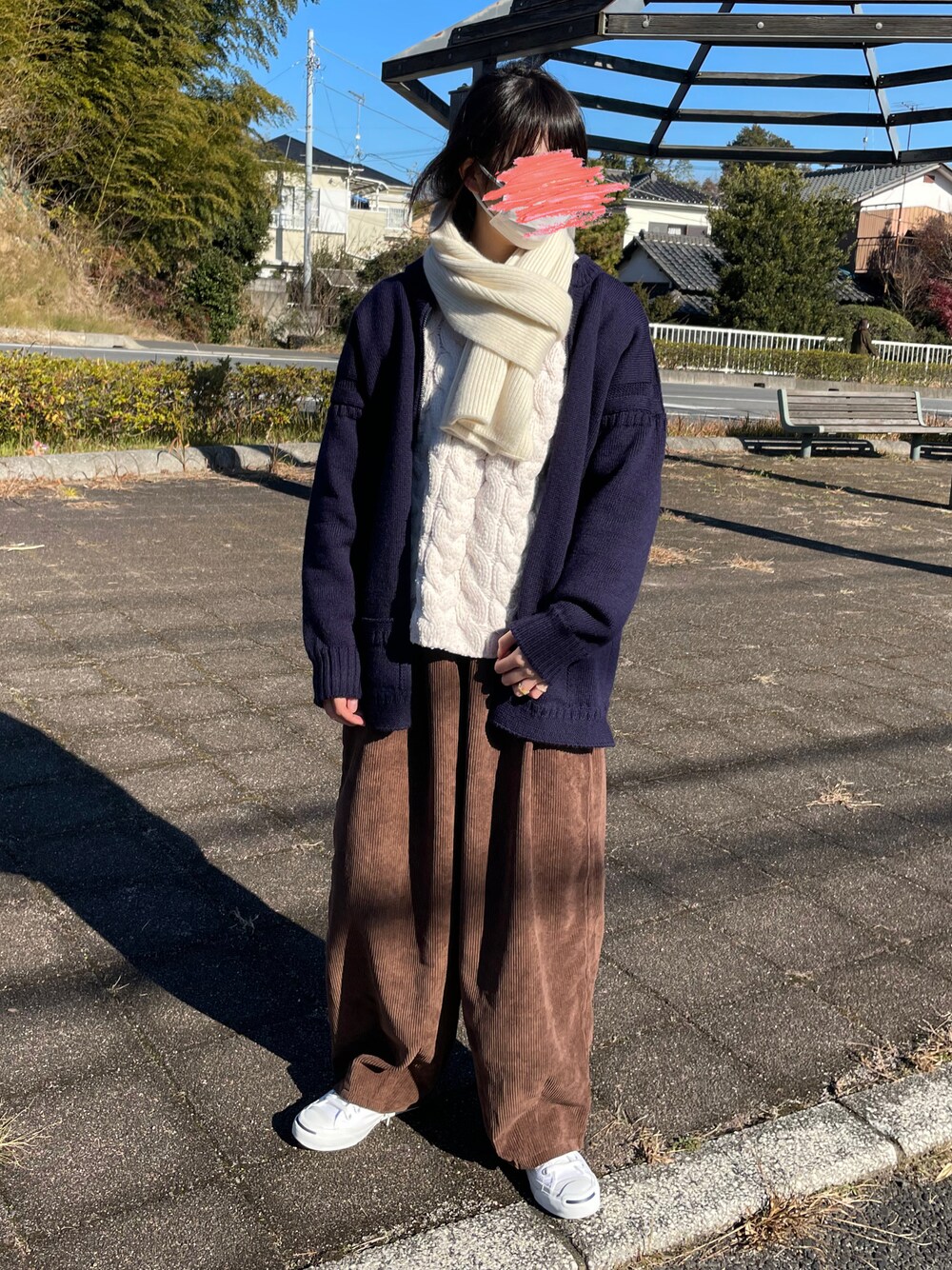 「秋冬コーデ、冬コーデ、サーカスパンツ、コーデュロイ、コーデュロイパンツ、ニットカーディガン、ニット、アランニット、converse、ジャックパーセル、マフラー、着回しコーデ、カジュアル、ゆるコーデ、ワイドパンツ」｜「gelato piqueのアイテム（ニット/セーター、ホワイト系）」を使った、すにーさん（レディース・162cm）の冬コーディネートの1枚目の写真