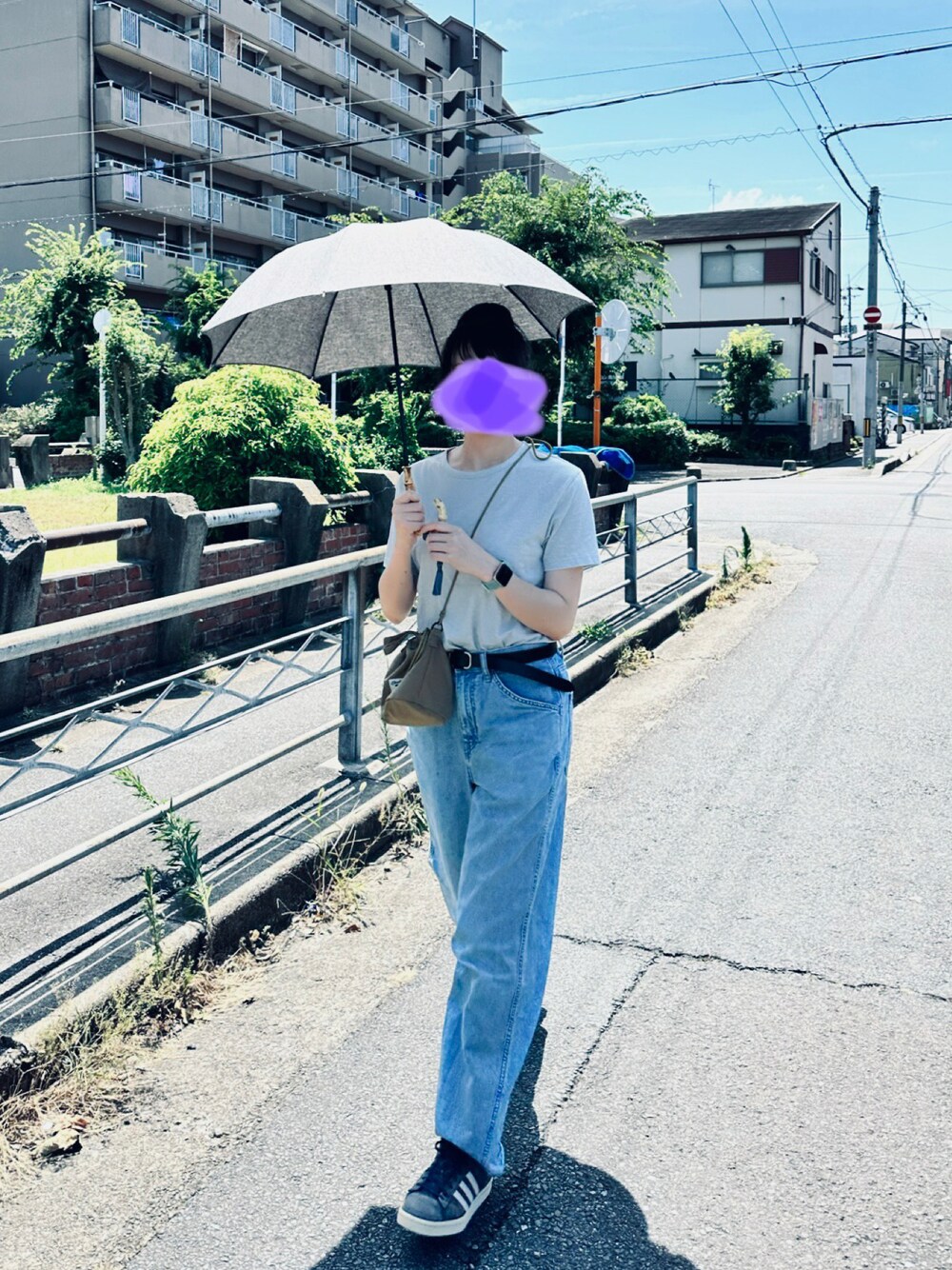 「Tシャツ、デニム、ユニクロ、UNIQLO、スニーカー、スニーカーコーデ、adidas、サコッシュ、着回しコーデ、ブルー」｜「UNIQLOのアイテム（デニムパンツ、ブルー系）」を使った、すにーさん（レディース・162cm）の夏コーディネートの1枚目の写真