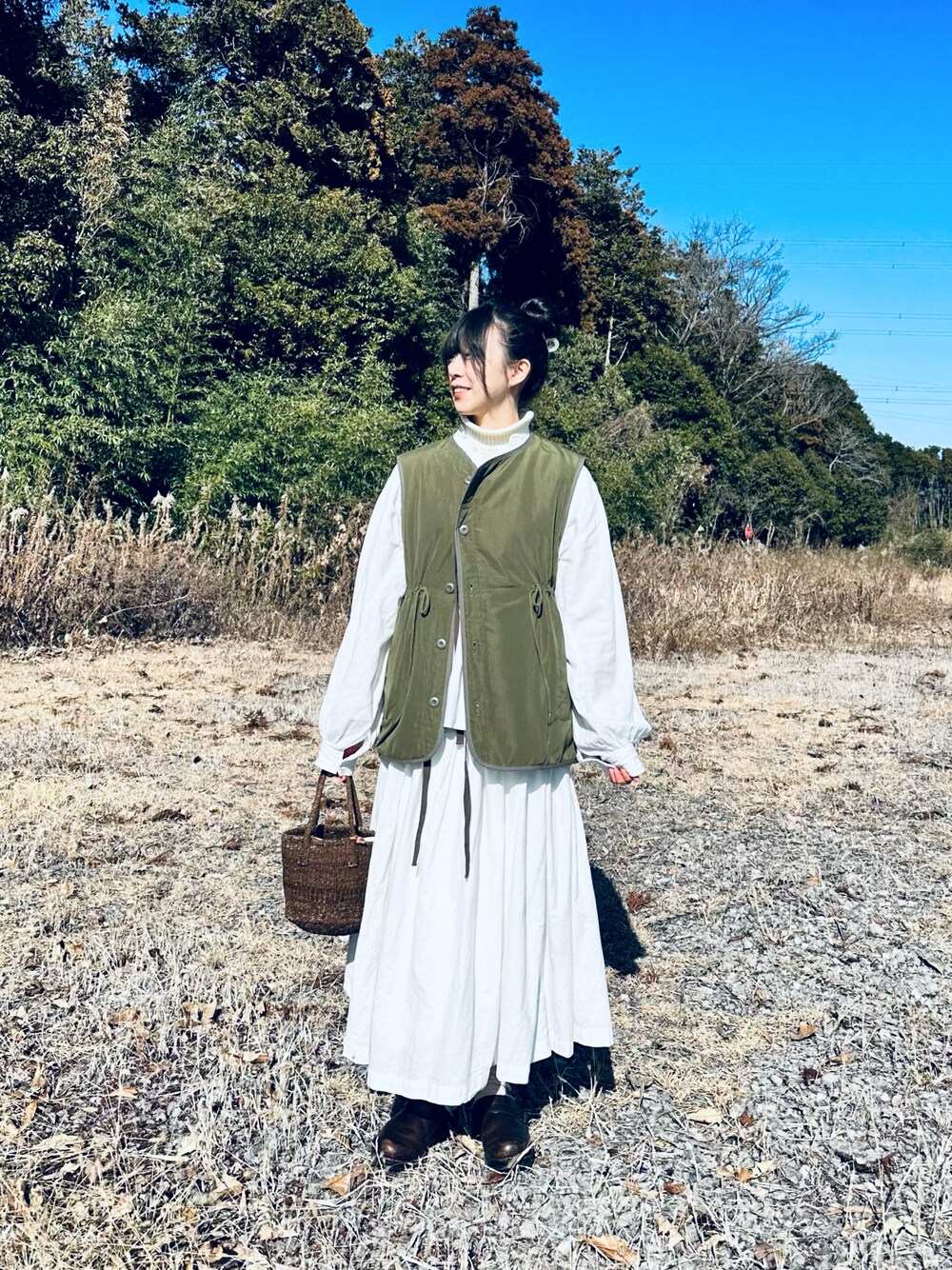 「大人カジュアル、キルティング、キルティングベスト、ベスト、タートルネック、古着MIX、古着、レイヤードスタイル、白、カーキ、サイザルバッグ、dansko、着回しコーデ」｜「Samansa Mos2のリバーシブルベスト（ベスト、グリーン系）」を使った、すにーさん（レディース・162cm）の冬コーディネートの1枚目の写真