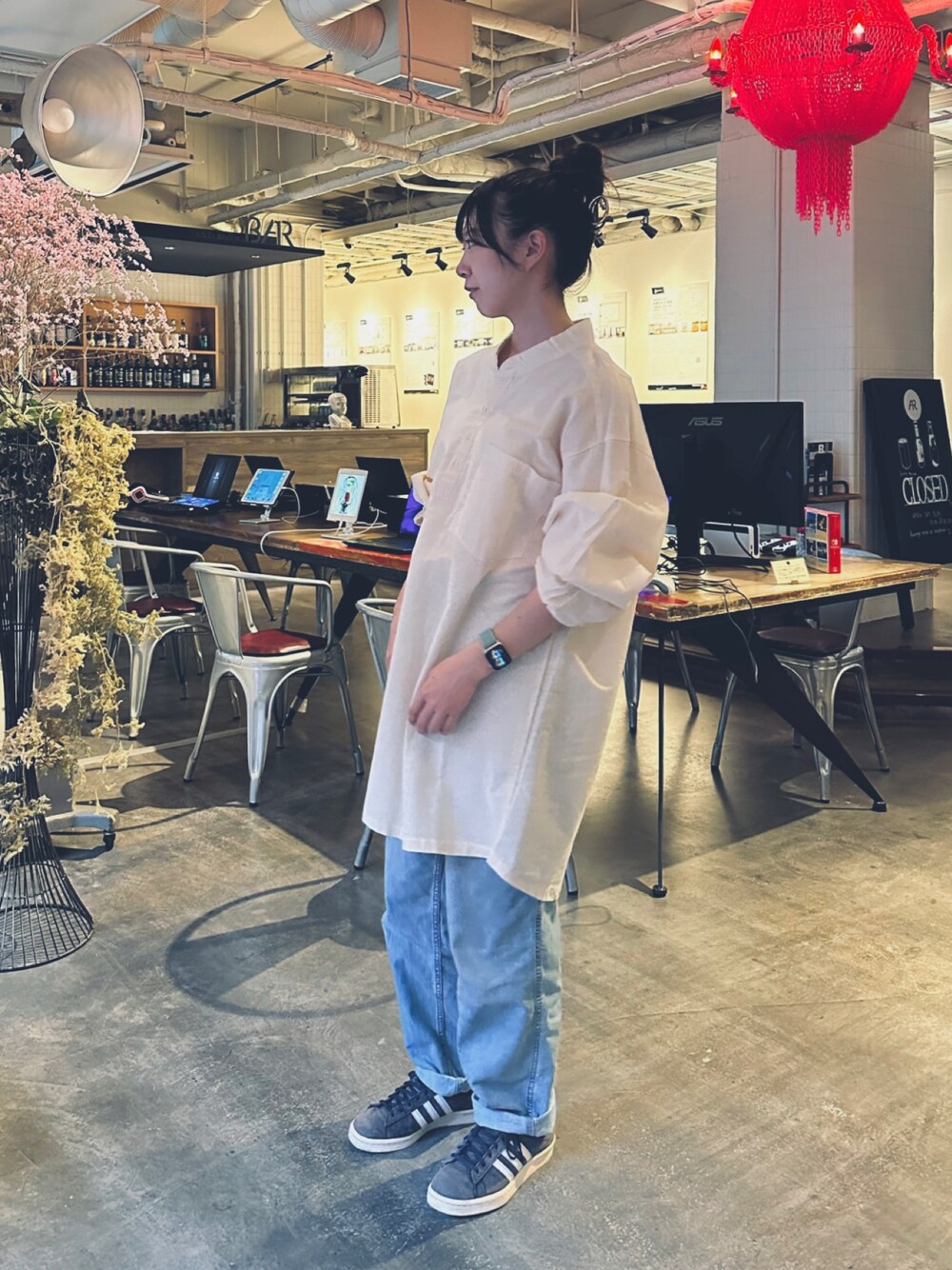 「古着MIX、古着、ユニクロ、UNIQLO、オーバーサイズ、デニム、スニーカー、スニーカーコーデ、adidas、着回しコーデ」｜「古着のアイテム（シャツ/ブラウス、ホワイト系）」を使った、すにーさん（レディース・162cm）の夏コーディネートの1枚目の写真