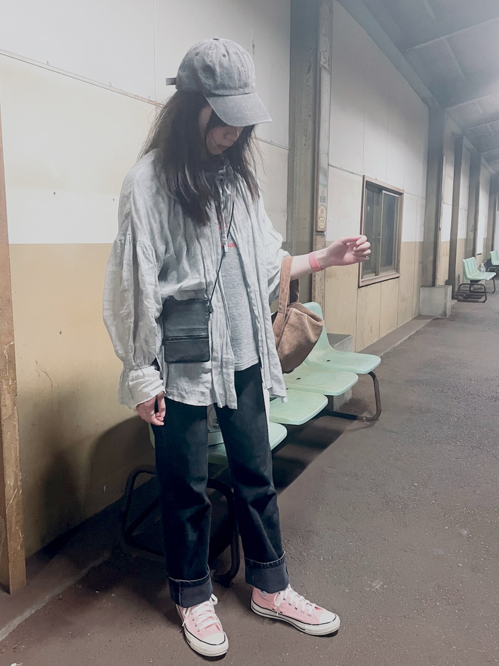 「リーバイス、Levi's、コンバース、converse、古着MIX、ギャザーブラウス、スニーカー、スニーカーコーデ、デニムパンツ、着回しコーデ」｜「Levi'sのアイテム（デニムパンツ、ブラック系）」を使った、すにーさん（レディース・162cm）の春コーディネートの1枚目の写真
