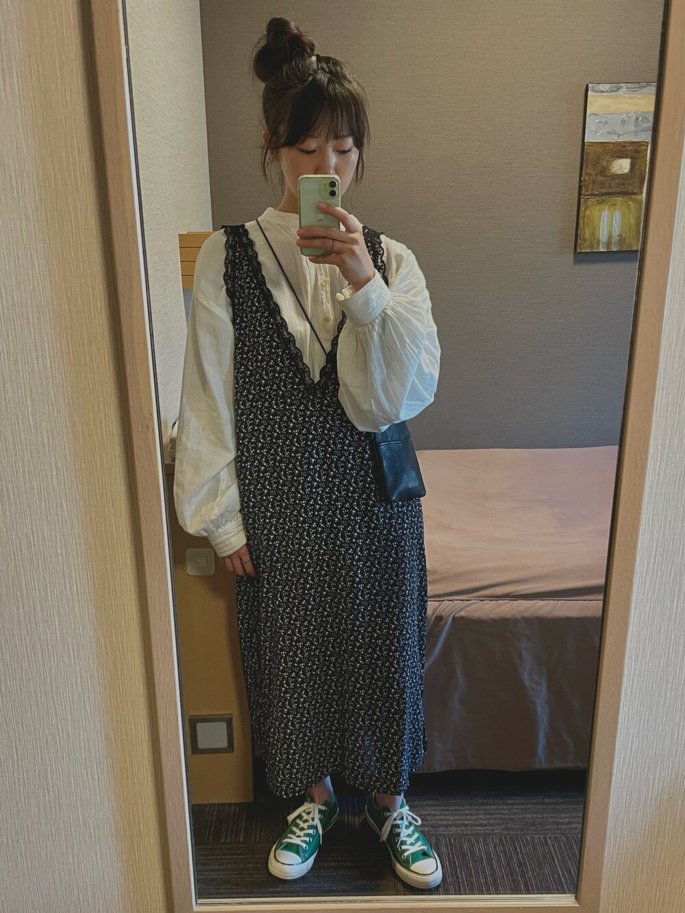 「春夏コーデ、春、着回しコーデ、休日スタイル、花柄、スニーカー、コンバース、converse、サコッシュ、古着、古着MIX、レイヤードスタイル」｜「SVECのノースリーブ ロング 花柄 レース ワンピース SVEC / シュベック（ワンピース、ブラック系）」を使った、すにーさん（レディース・162cm）の春コーディネートの1枚目の写真