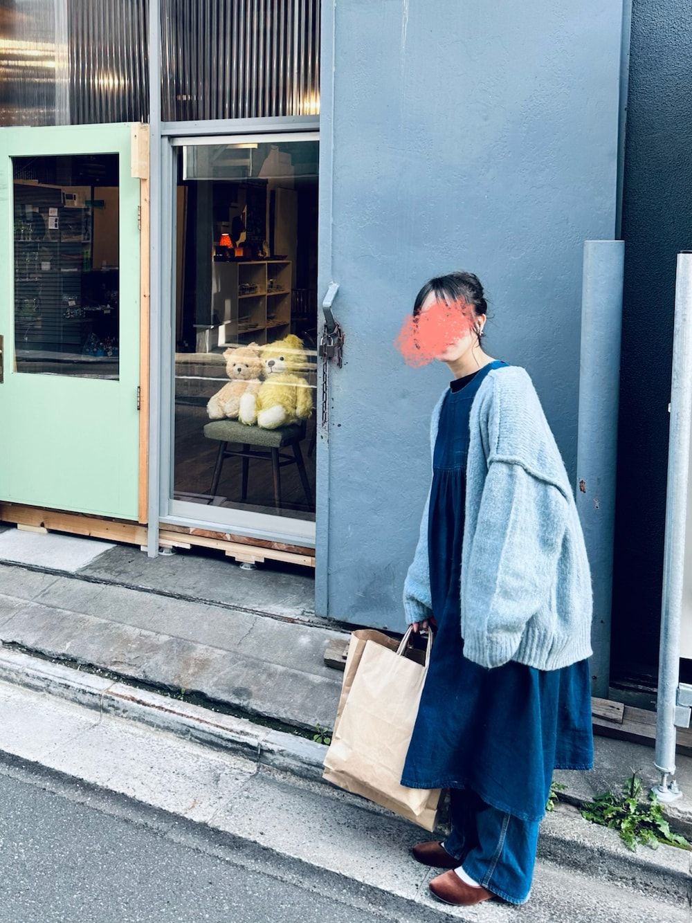 「着回しコーデ、ニットカーディガン、ブルー、バレエシューズ、デニム、レイヤードスタイル、古着」｜「FREAK'S STOREのWEB限定　深 Vネック シャギー ニット 2way カーディガン（前後2WAY）（カーディガン/ボレロ、ブルー系）」を使った、すにーさん（レディース・162cm）の春コーディネートの1枚目の写真