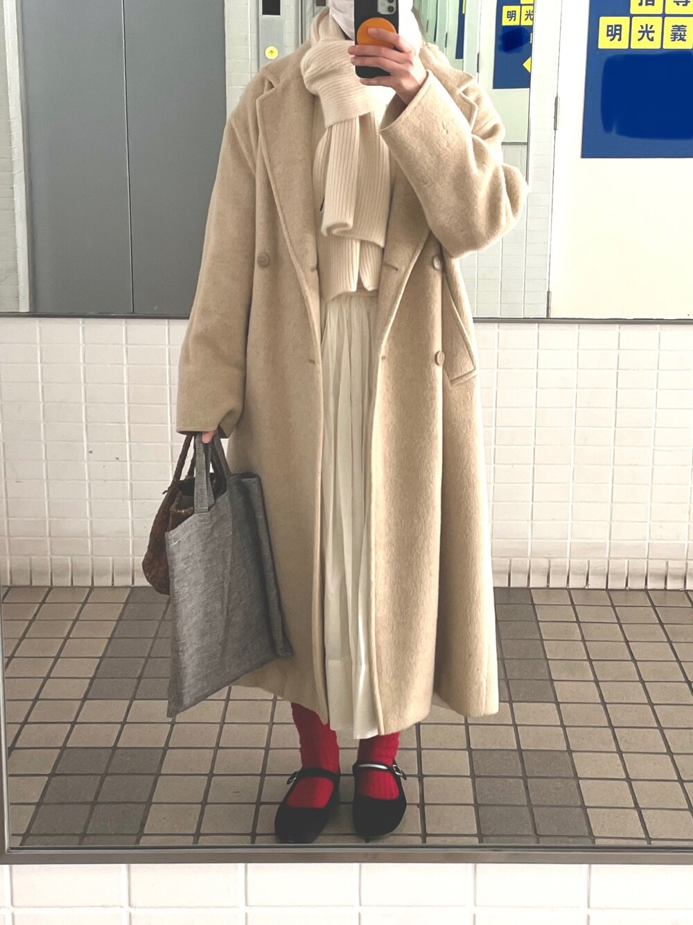 「冬のコーデ、大人カジュアル、秋冬コーデ、ロングコート、淡色コーデ、ロングスカート、バレエシューズ、赤、白ニット、マフラー、着回しコーデ」｜すにーさん（レディース・162cm）の冬コーディネートの1枚目の写真