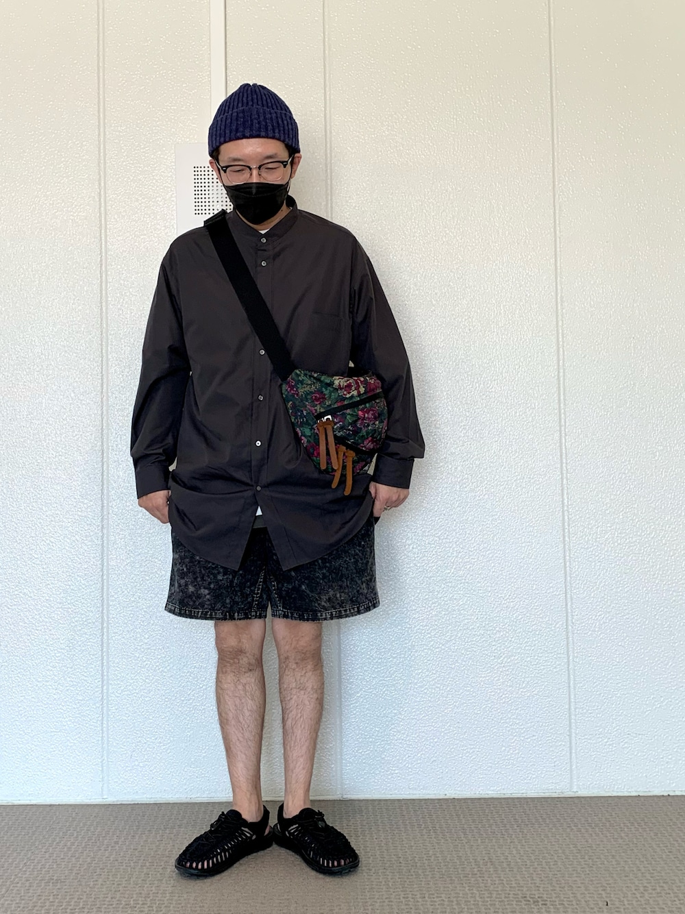 「春コーデ、サンダル、シンプル、カジュアル、オーバーサイズ、ビッグシルエット、ショーツ、ショートパンツ、シャツスタイル、短パン解禁、眼鏡紳士組合、大人が着てるから大人コーデ、スネ毛は男のアクセサリーみたいなもんさ😏、ユルく楽しむ」｜「KEENのアイテム（サンダル、ブラック系）」を使った、JIMMYさん（メンズ・170cm）の春コーディネートの1枚目の写真