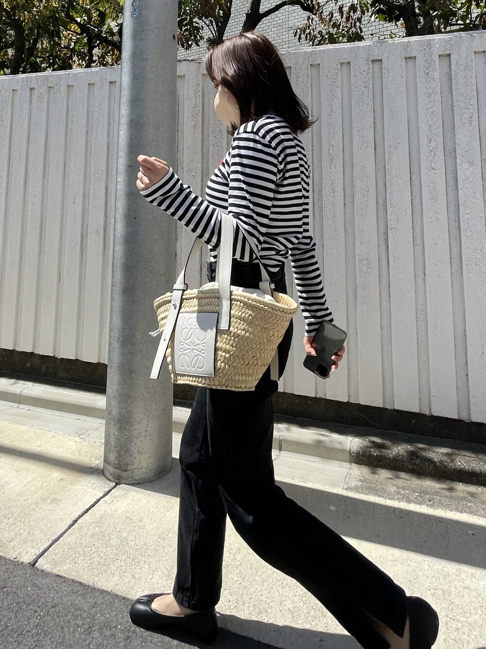 「春、ボーダートップス、151cm、低身長コーデ、低身長女子、足袋バレエ、かごバッグ、モノトーンコーデ、パンプス、デニムパンツ」｜「COMME des GARCONSのWomen's Comme Des Garcons Play Stripe Cotton Tee（Tシャツ/カットソー、ブラック系）」を使った、misakiさん（レディース・151cm）の春コーディネートの1枚目の写真