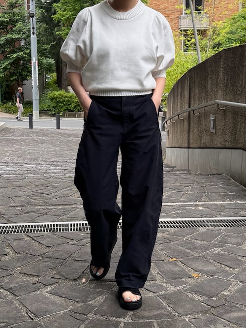 パフスリーブニットトップスを使った人気ファッションコーディネート