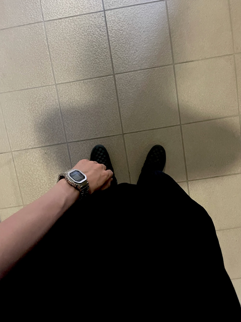 「ラフ、ジーショック、黒Tシャツ」｜「G-SHOCKのフルメタルモデル  / 電波ソーラー / スマートフォンリンク / GMW-B5000D-1JF / Gショック（デジタル腕時計、シルバー系）」を使った、Ryoutaさん（メンズ・169cm）の秋コーディネートの1枚目の写真