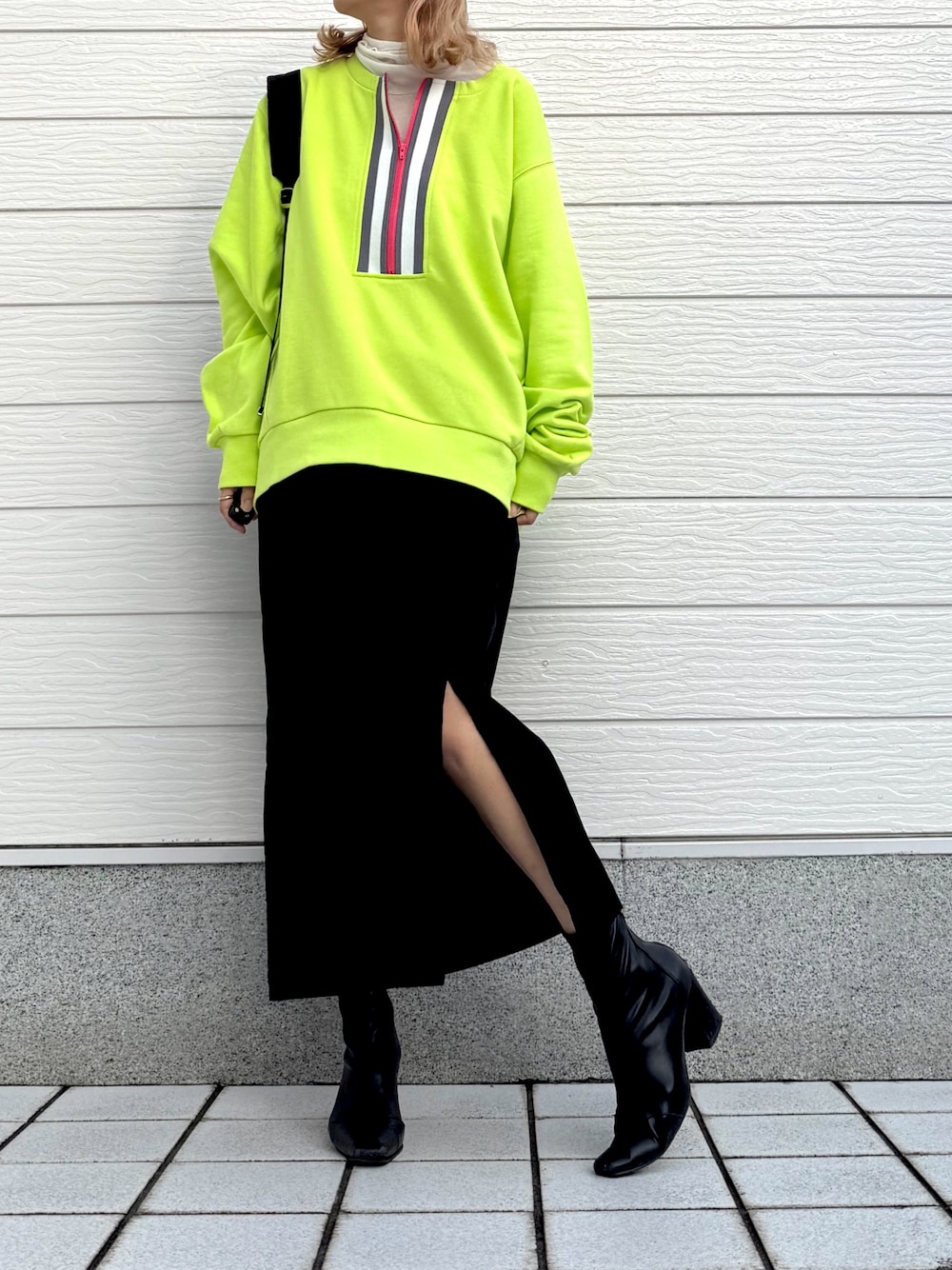 ブラック系のスカート、グリーン系のスウェット、ホワイト系のTシャツ/カットソーを着用したレディースの秋コーディネートの1枚目の写真