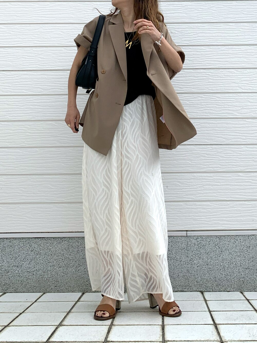 「シンプル、大人女子、キレイめ、着回しコーデ、大人カジュアル、夏コーデ、春夏コーデ、ootd、outfit、今日のコーデ、ジレ、サンダル、ママコーデ、おしゃれさんと繋がりたい、オトナカジュアル」｜「Qのダブルジレジャケット（テーラードジャケット、ベージュ系）」を使った、yuriさん（レディース・155cm）の春コーディネートの1枚目の写真