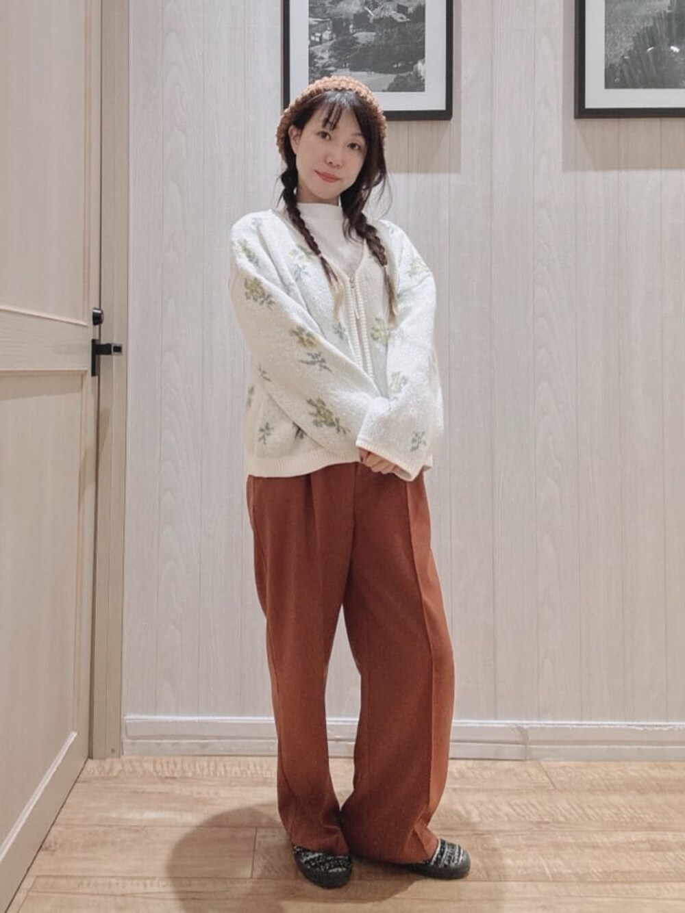ホワイト系のカーディガン/ボレロ、ホワイト系のTシャツ/カットソー、レッド系のその他パンツを着用したレディースの秋コーディネートの1枚目の写真