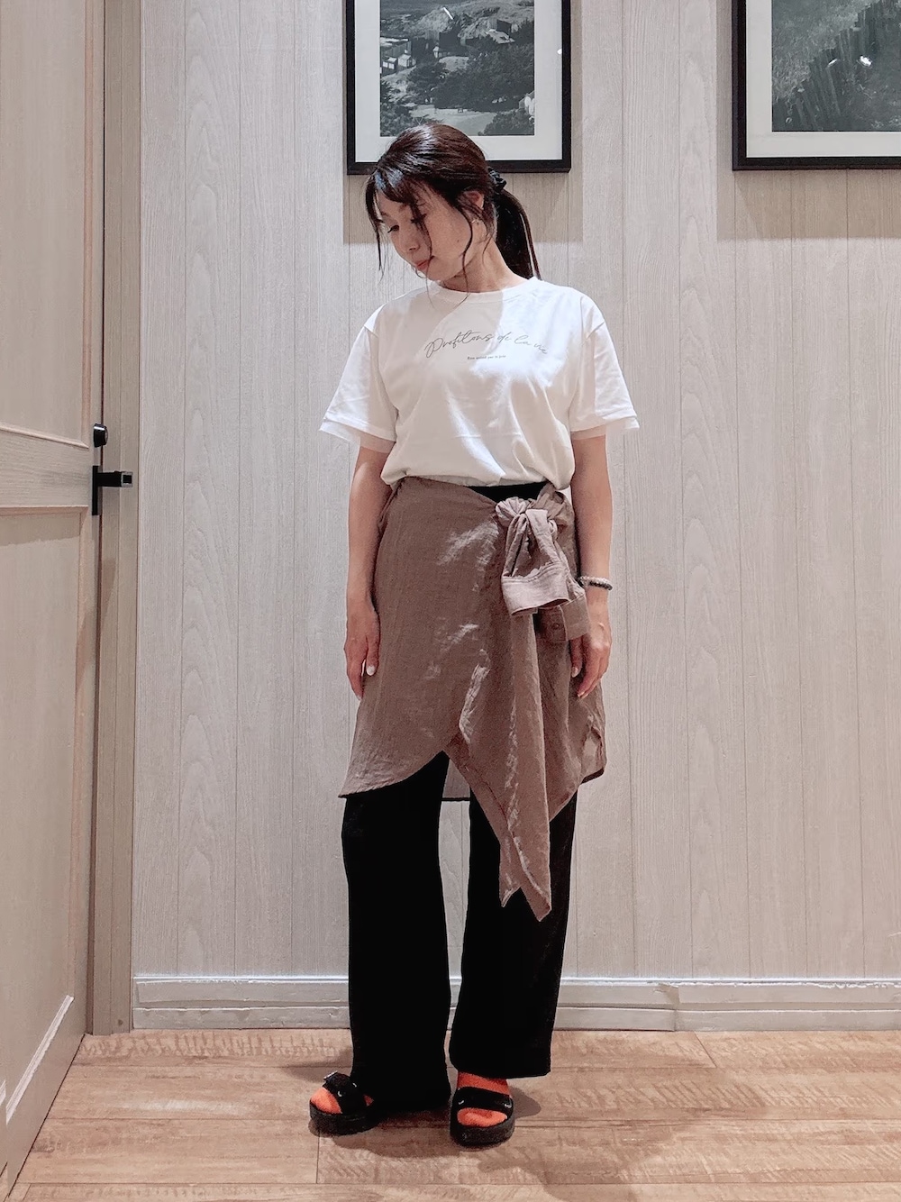 ブラウン系のシャツ/ブラウス、ホワイト系のTシャツ/カットソー、ブラック系のその他パンツを着用したレディースの春コーディネートの1枚目の写真