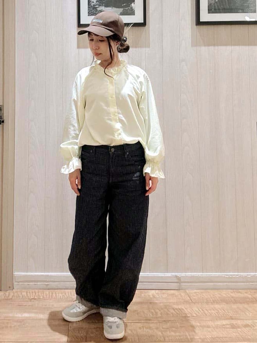 イエロー系のシャツ/ブラウス、ブルー系のデニムパンツ、シルバー系のスニーカーを着用したレディースの春コーディネートの1枚目の写真