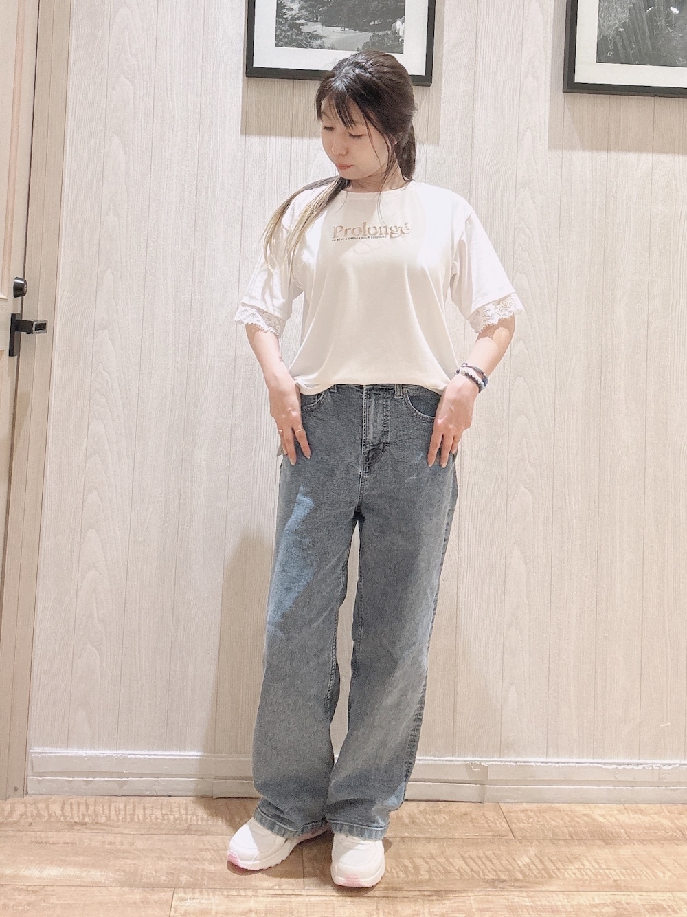 ホワイト系のTシャツ/カットソー、ブルー系のデニムパンツを着用したレディースの夏コーディネートの1枚目の写真