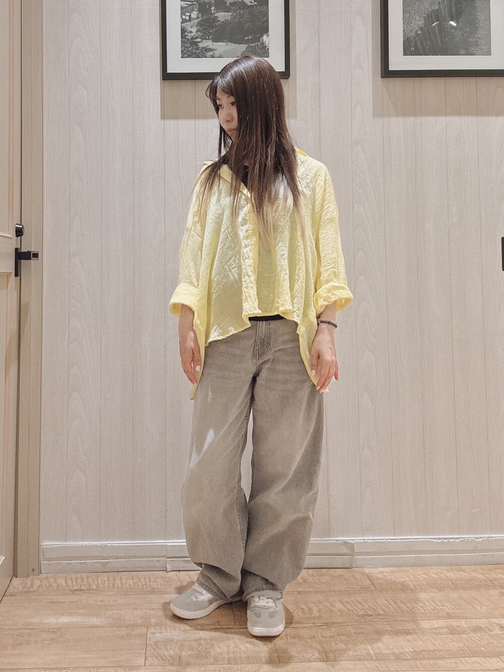 ブラック系のTシャツ/カットソー、イエロー系のシャツ/ブラウス、グレー系のデニムパンツを着用したレディースの春コーディネートの1枚目の写真