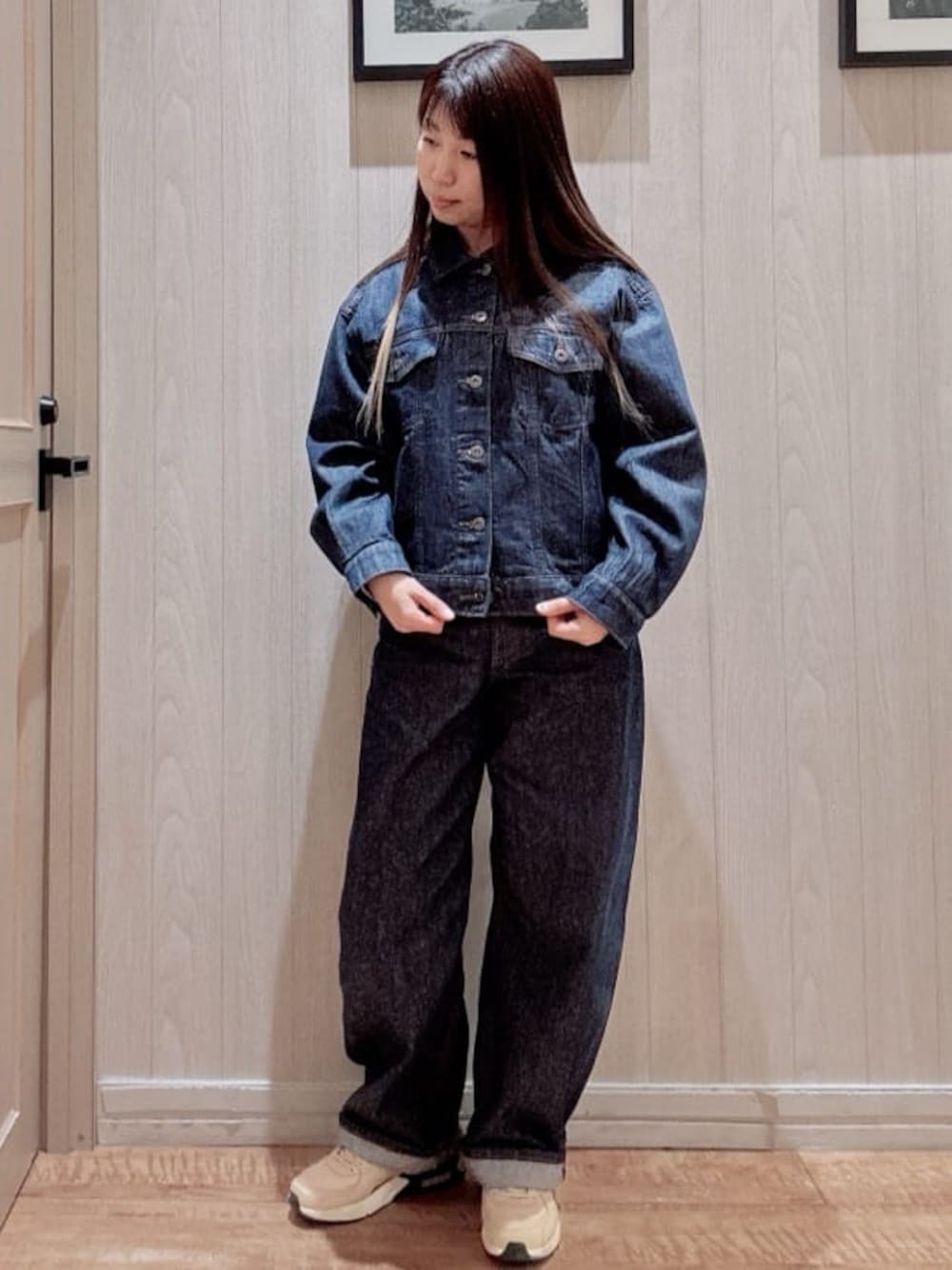 ブルー系のデニムジャケット、ブルー系のデニムパンツを着用したレディースの冬コーディネートの1枚目の写真