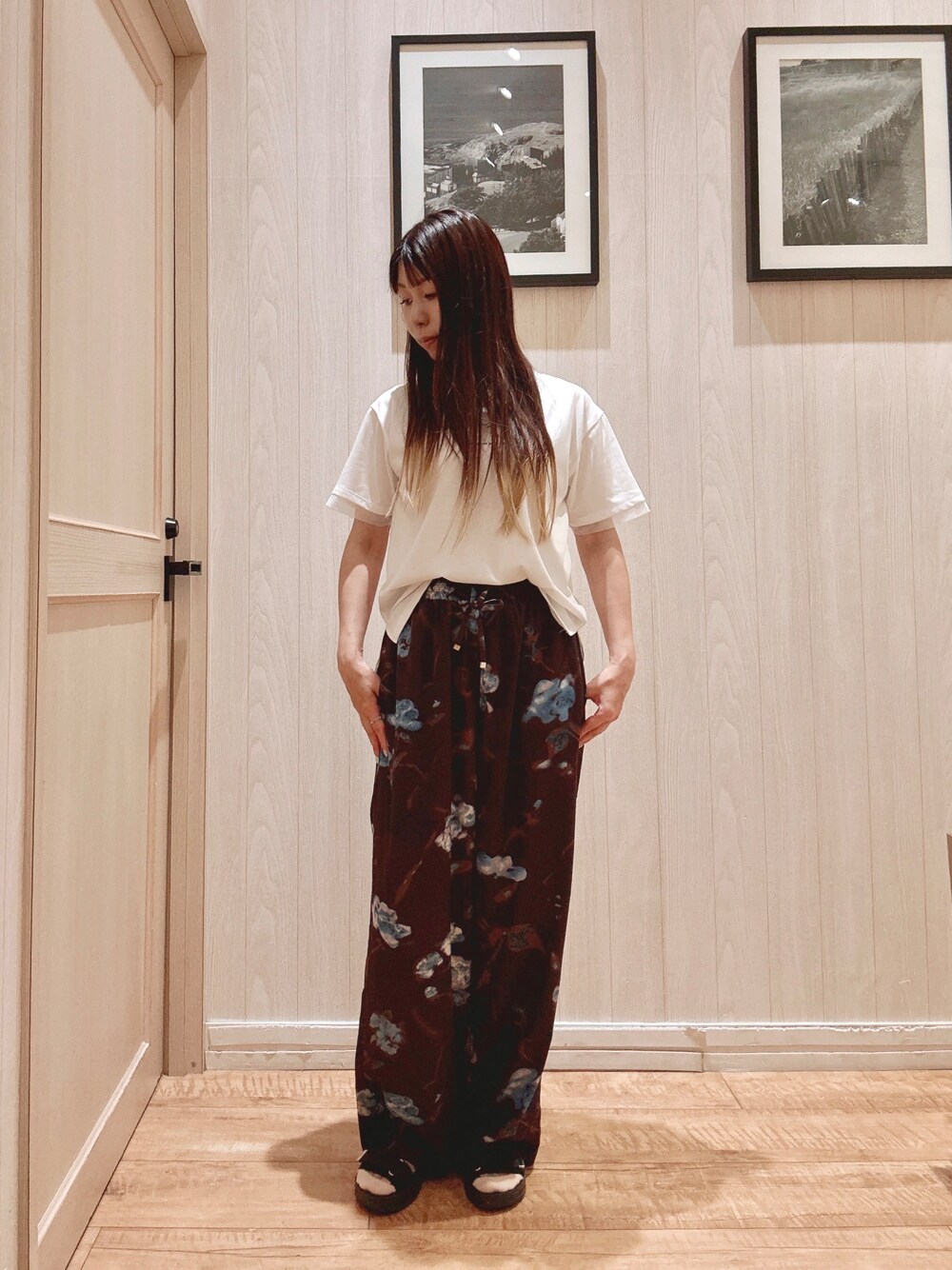 ホワイト系のTシャツ/カットソー、ブラウン系のその他パンツ、ブラック系のサンダルを着用したレディースの夏コーディネートの1枚目の写真