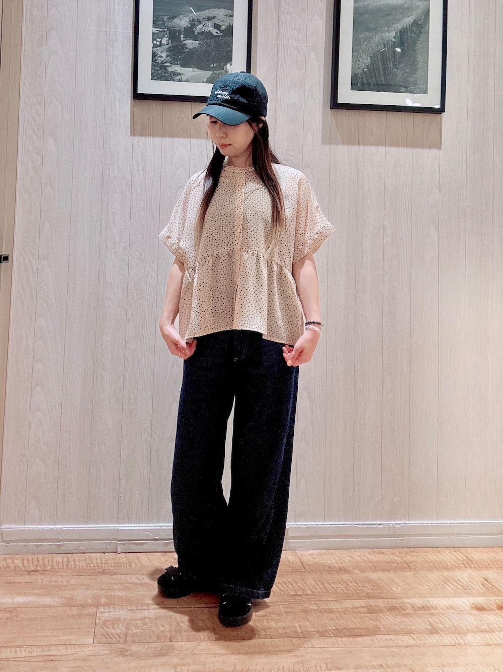ベージュ系のシャツ/ブラウス、ブルー系のデニムパンツ、ブラック系のキャップを着用したレディースの夏コーディネートの1枚目の写真
