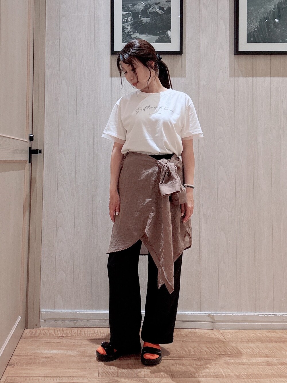 ホワイト系のTシャツ/カットソー、ブラウン系のシャツ/ブラウス、ブラック系のその他パンツを着用したレディースの春コーディネートの1枚目の写真