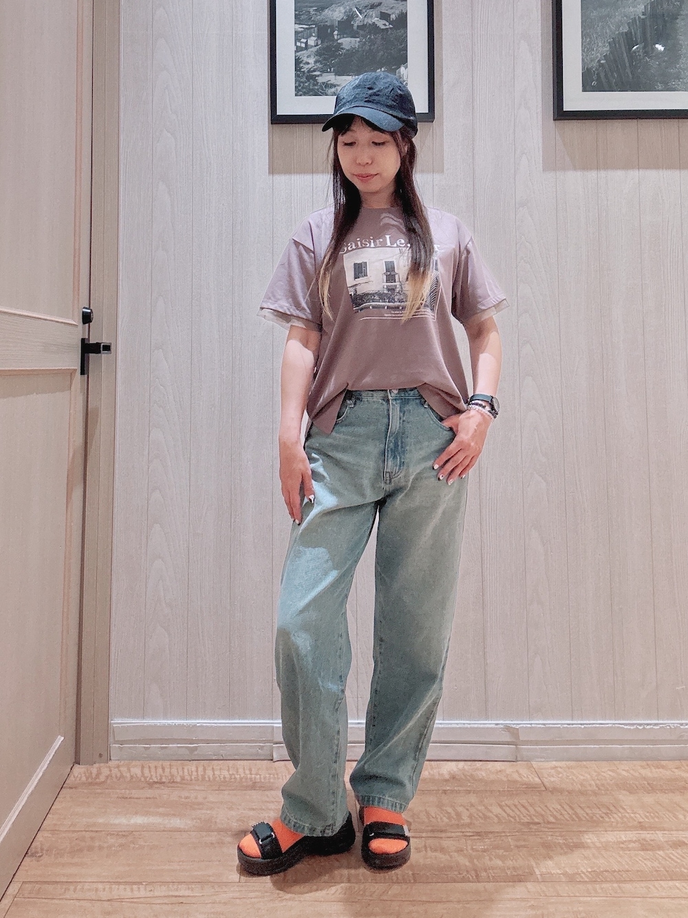 ブラウン系のTシャツ/カットソー、ブルー系のデニムパンツ、ブラック系のサンダルを着用したレディースの春コーディネートの1枚目の写真