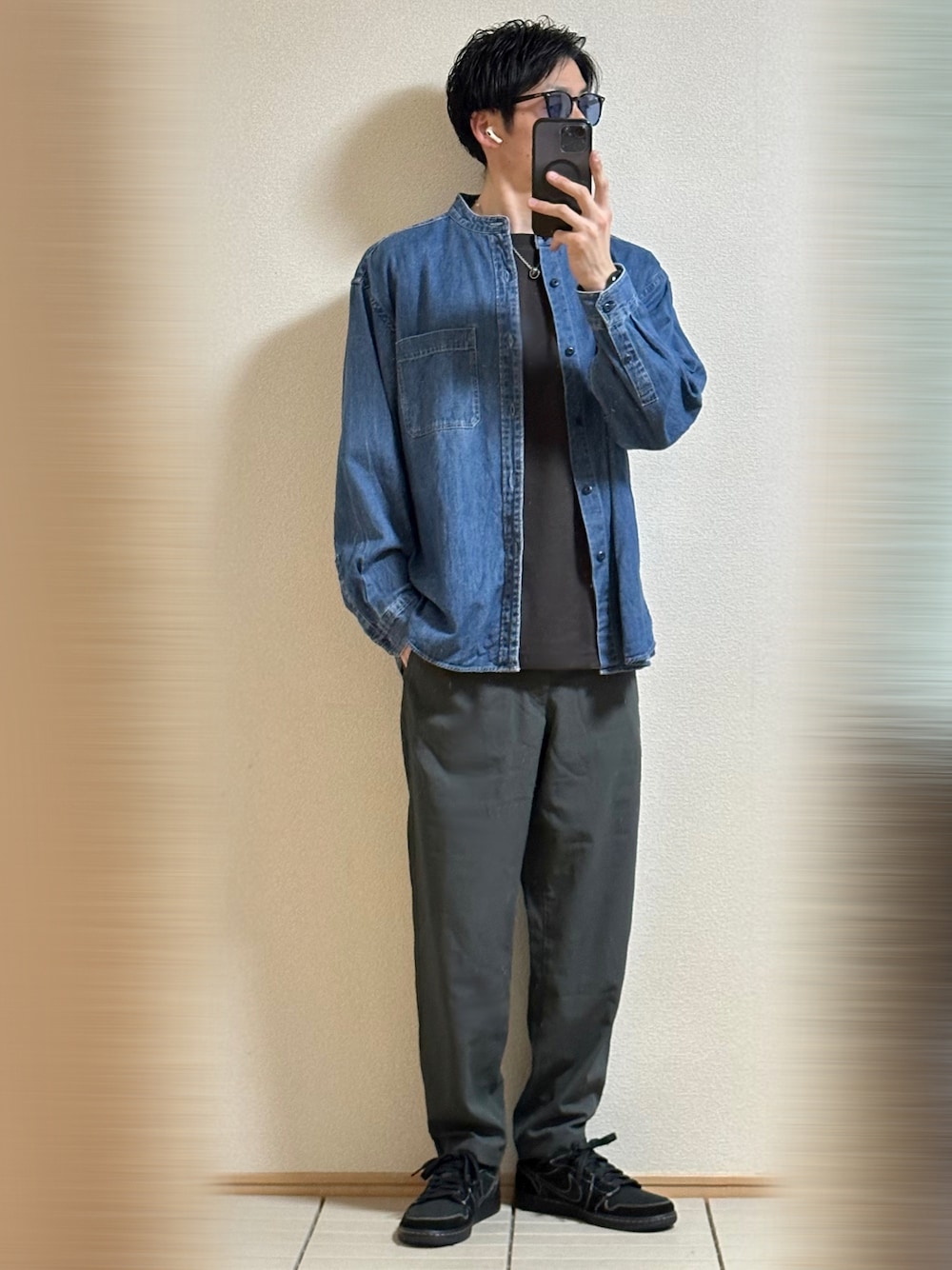 「メガネ男子、サングラス、大人カジュアル、休日スタイル、春コーデ、デニムシャツ、シャツスタイル、プチプラ、モノトーン、スラックス、スニーカー、NIKE、UNIQLO U、ブラックスニーカー、ボーダー」｜「NIKEのTravis Scott × Nike Air Jordan 1 Low OG "Black Phantom"（スニーカー、ブラック系）」を使った、Sammyサミーさん（メンズ・177cm）の春コーディネートの1枚目の写真