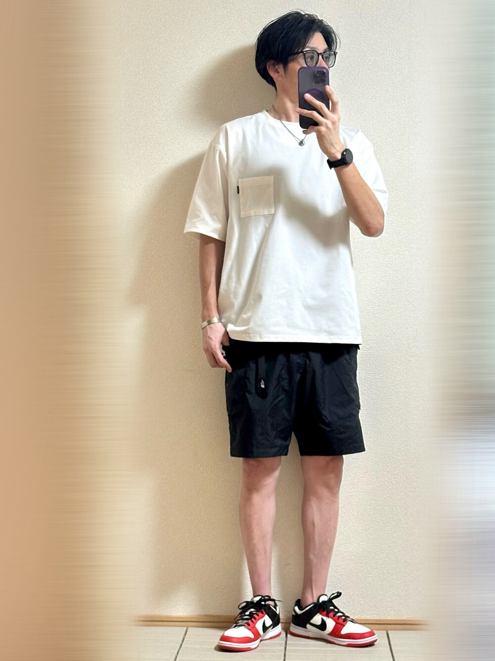 「お出かけコーデ、休日スタイル、夏コーデ、シンプルコーデ、ストリート、Tシャツ、夏だ！Tシャツ着よう！、白Tシャツ、ハーフパンツ、サングラス、シルバーアクセサリー、THE NORTH FACE、スニーカーコーデ、スニーカー、NIKE」｜「NIKEのNBA × Nike Dunk Low EMB 75th Anniversary "Chicago Bulls"28（スニーカー、レッド系）」を使った、Sammyサミーさん（メンズ・177cm）の夏コーディネートの1枚目の写真