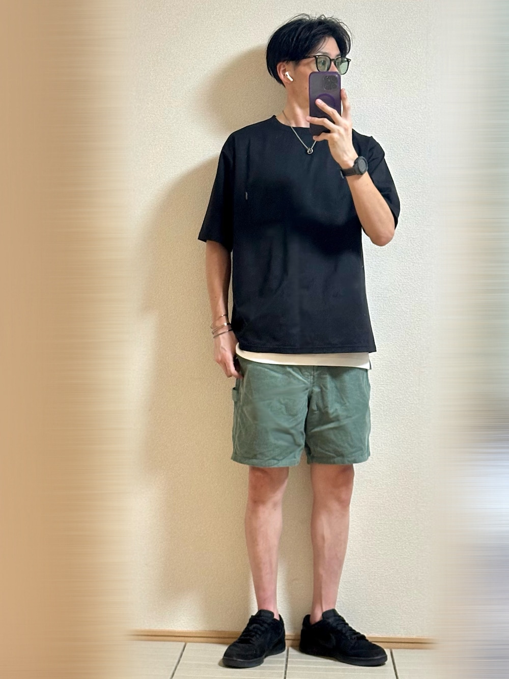 「夏コーデ、休日スタイル、シンプルコーデ、ストリート、アウトドアスタイル、サングラス、Tシャツ、夏だ！Tシャツ着よう！、レイヤードスタイル、THE NORTH FACE、コーデュロイ、ハーフパンツ、ショートパンツ、スニーカー、NIKE」｜「NIKEのUNDEFEATED × Nike Dunk Low SP "5 ON IT"（スニーカー、ブラック系）」を使った、Sammyサミーさん（メンズ・177cm）の夏コーディネートの1枚目の写真