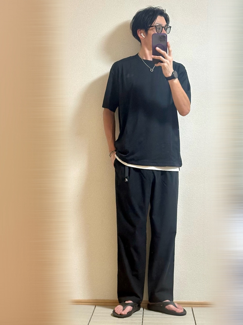 「休日スタイル、夏コーデ、ブラック、ブラックコーデ、シンプルコーデ、サングラス、サンダル、Tシャツ、レイヤードスタイル、スラックス、パンツスタイル、韓国ファッション、シルバーアクセサリー、THE NORTH FACE、休日コーデ」｜「OOFOSの＜OOFOS＞ OOriginal/リカバリーサンダル（サンダル、ブラック系）」を使った、Sammyサミーさん（メンズ・177cm）の夏コーディネートの1枚目の写真