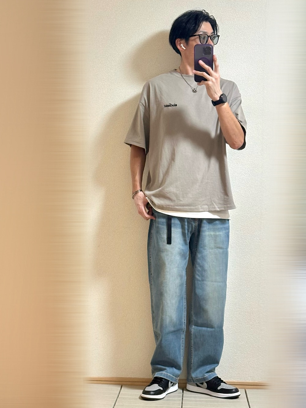 「夏コーデ、お出かけコーデ、アツいコーデ全部見せ、ストリート、韓国ファッション、休日スタイル、ラフ、Tシャツ、レイヤードスタイル、デニム、デニムパンツ、サングラス、シルバーアクセサリー、スニーカー、NIKE」｜「NIKEのNike Air Jordan 1 Retro Low OG "Shadow"（スニーカー、ブラック系）」を使った、Sammyサミーさん（メンズ・177cm）の夏コーディネートの1枚目の写真