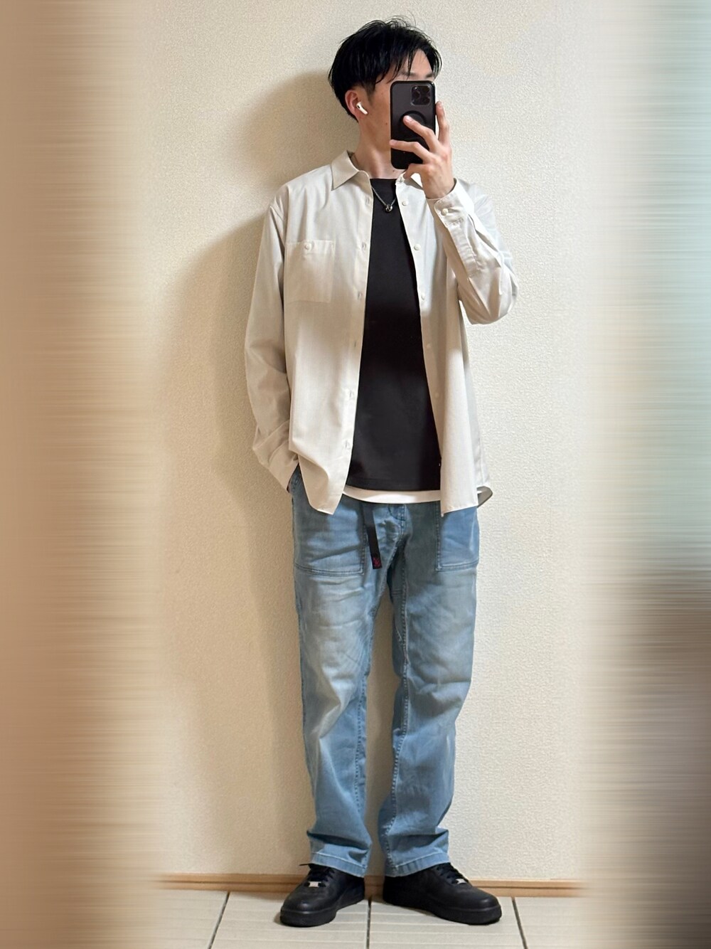「春コーデ、休日スタイル、韓国ファッション、シャツスタイル、ストリート、シンプル、ラフ、デニム、グラミチ、レイヤードスタイル、グローバルワーク(GLOBAL WORK)、UNIQLO、スニーカー、エアフォースワン、NIKE」｜「NIKEのSupreme × Nike Air Force 1 Low "Black" サイズ28（スニーカー、ブラック系）」を使った、Sammyサミーさん（メンズ・177cm）の春コーディネートの1枚目の写真
