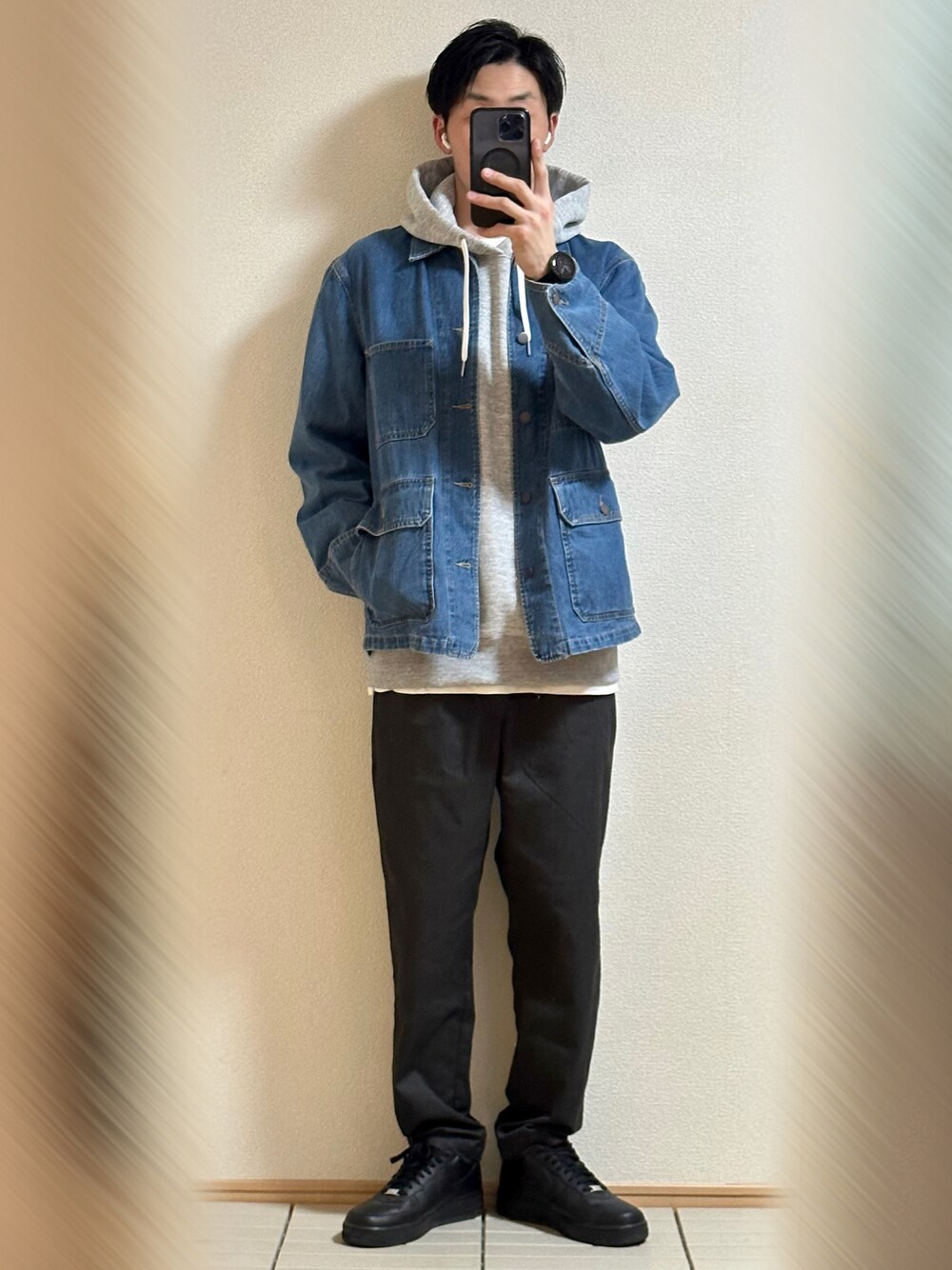 「ロゴスウェット、休日スタイル、春服デビュー宣言、春アウター、春コーデ、サングラス、デニムジャケット、パーカー、オーバーサイズ、レイヤードスタイル、チノパン、スニーカー、NIKE、エアフォースワン、THE NORTH FACE」｜「NIKEのSupreme × Nike Air Force 1 Low "Black" サイズ28（スニーカー、ブラック系）」を使った、Sammyサミーさん（メンズ・177cm）の春コーディネートの1枚目の写真