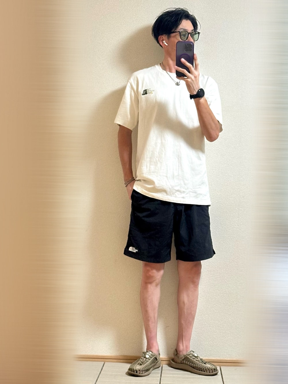 「休日スタイル、夏コーデ、フェススタイル、サングラス、ロゴT、白Tシャツ、夏だ！Tシャツ着よう！、Tシャツ、THE NORTH FACE、アウトドアスタイル、ハーフパンツ、サンダル、ストリート、モノトーン、シルバーアクセサリー」｜「KEENのKEEN/キーン UNEEK ユニーク サンダル スニーカー 1023381/1014097/1025169（サンダル、ベージュ系）」を使った、Sammyサミーさん（メンズ・177cm）の夏コーディネートの1枚目の写真
