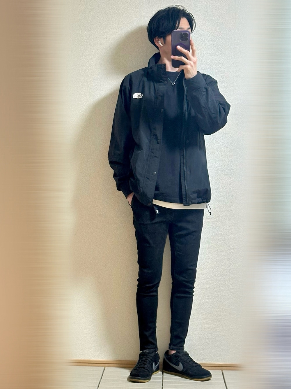 「春コーデ、休日スタイル、ストリート、ブラック、ジャケット、THE NORTH FACE、ロンT、レイヤードスタイル、スキニーデニム、スキニー、お出かけコーデ、スニーカー、NIKE、シンプルコーデ、アウトドアスタイル」｜「NIKE SBのNike SB Dunk Low "Fog" 28（スニーカー、ブラック系）」を使った、Sammyサミーさん（メンズ・177cm）の春コーディネートの1枚目の写真