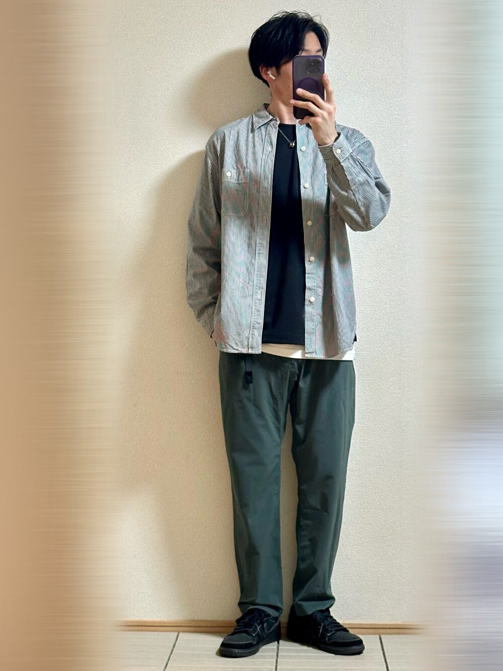 ブラック系のスニーカー、グリーン系のその他パンツ、ブルー系のシャツ/ブラウスを着用したメンズの春コーディネートの1枚目の写真