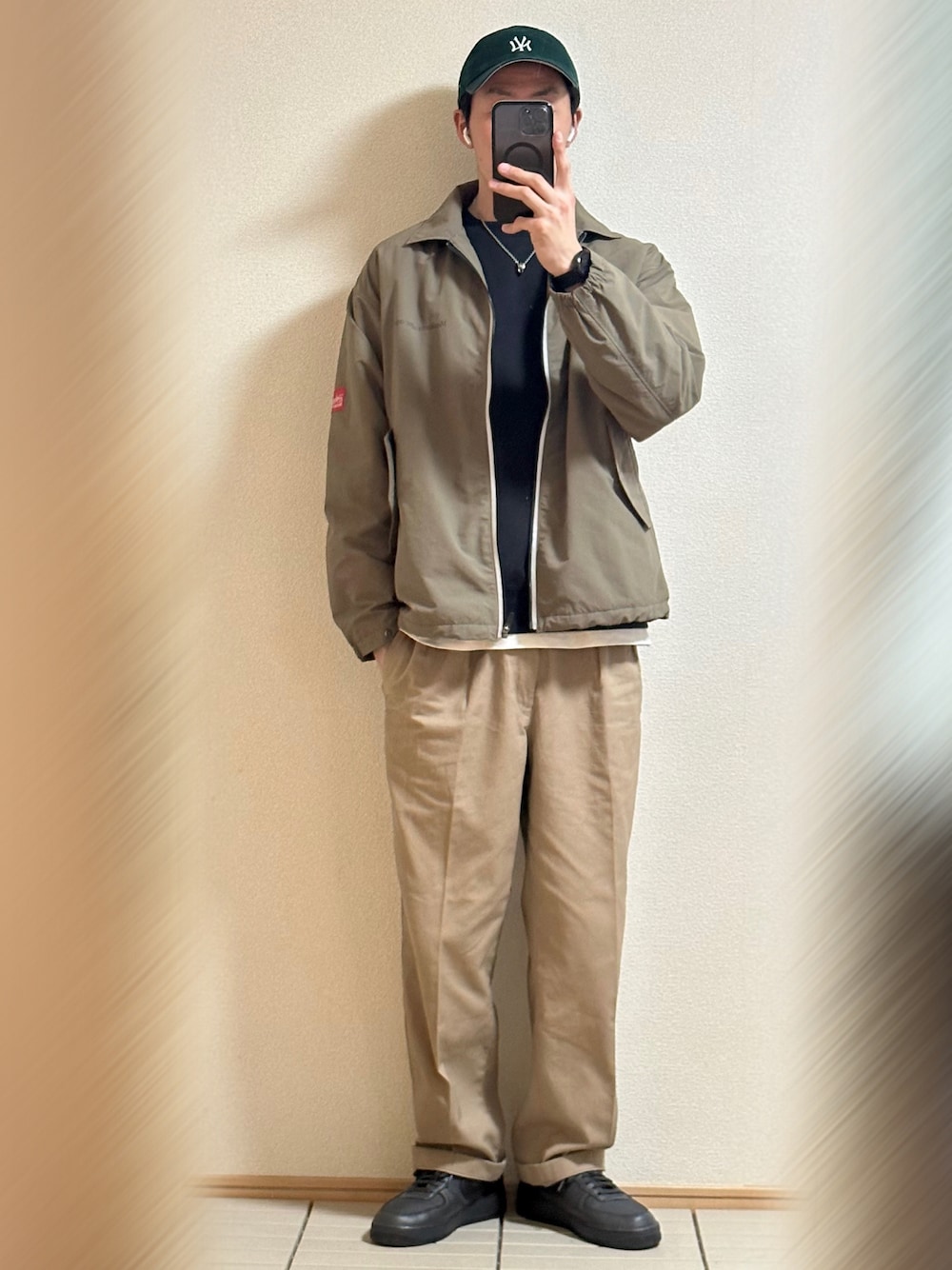 「ビッグシルエット、休日スタイル、キャップ、コーチジャケット、春アウター、春コーデ、ミリタリー、ラフ、スウェット、レイヤードスタイル、チノパン、ロールアップ、エアフォースワン、スニーカー、NIKE」｜「NIKEのAIR FORCE 1 GTX　CT2858-001（スニーカー、ブラック系）」を使った、Sammyサミーさん（メンズ・177cm）の春コーディネートの1枚目の写真