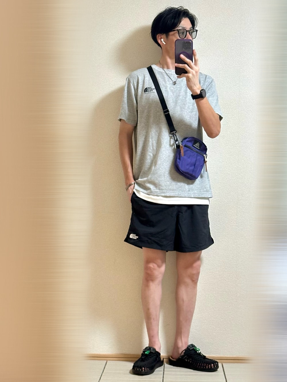「夏コーデ、休日スタイル、スポーツミックス、アウトドアスタイル、お出かけコーデ、サングラス、ショルダーバッグ、Tシャツ、レイヤードスタイル、THE NORTH FACE、ハーフパンツ、サンダル、モノトーン、ショートパンツ、シルバーアクセサリー」｜「KEENのKEEN UNEEK II CONVERTIBLE / キーン ユニーク ツー コンバーチブル（サンダル、ブラック系）」を使った、Sammyサミーさん（メンズ・177cm）の夏コーディネートの1枚目の写真