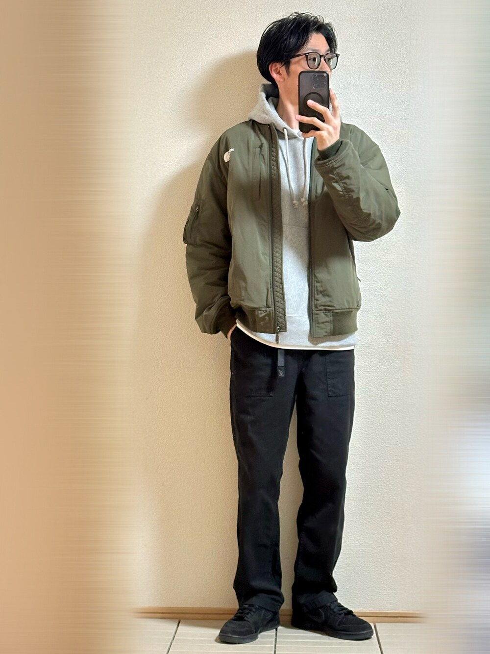 「冬コーデ、休日スタイル、ミリタリー、ストリート、マイベストコーデ2024、シンプルスタイル、MA-1、THE NORTH FACE、パーカー、レイヤードスタイル、ベイカーパンツ、パンツスタイル、スニーカー、NIKE、着回しコーデ」｜「NIKEのUNDEFEATED × Nike Dunk Low SP "5 ON IT"（スニーカー、ブラック系）」を使った、Sammyサミーさん（メンズ・177cm）の冬コーディネートの1枚目の写真