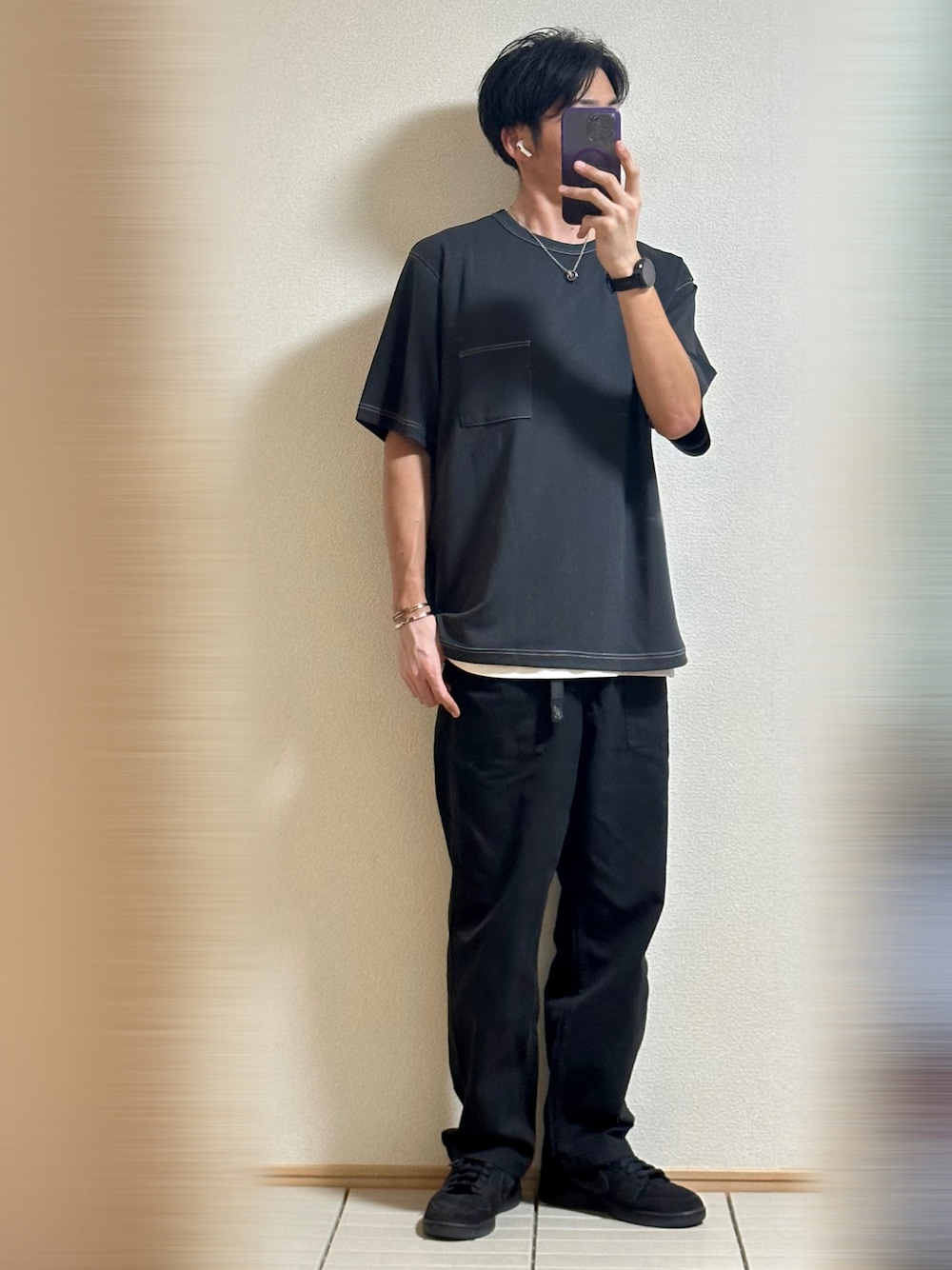 「カラー×コーデ、休日スタイル、ブラック、シンプル、初秋コーデ、秋服準備はじめました、ラフ、Tシャツ、レイヤードスタイル、パンツスタイル、NIKE、グラミチ、スニーカー、モノトーン、ストリート」｜「NIKEのUNDEFEATED × Nike Dunk Low SP "5 ON IT"（スニーカー、ブラック系）」を使った、Sammyサミーさん（メンズ・177cm）の秋コーディネートの1枚目の写真