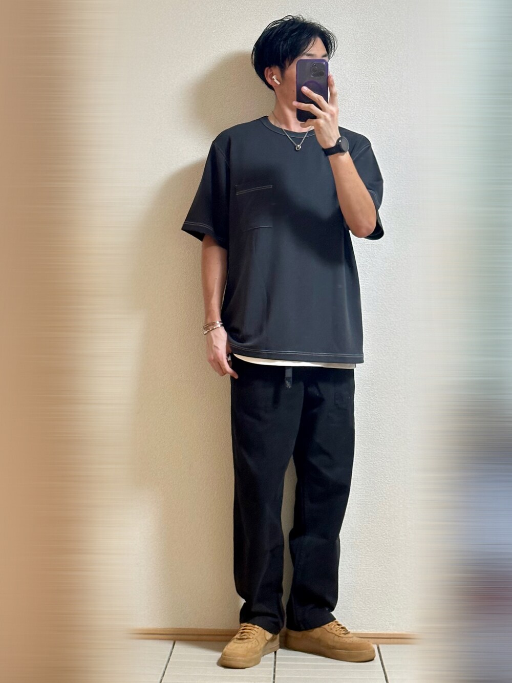 「休日スタイル、初秋コーデ、オーバーサイズ、モノトーンコーデ、レイヤードスタイル、シンプル、ラフ、Tシャツ、ブラック、パンツスタイル、グラミチ、秋服準備はじめました、リラックススタイル、着回しコーデ、ストリート」｜「NIKEのSupreme × Nike Air Force 1 Low "Flax/Wheat"28（スニーカー、ベージュ系）」を使った、Sammyサミーさん（メンズ・177cm）の秋コーディネートの1枚目の写真
