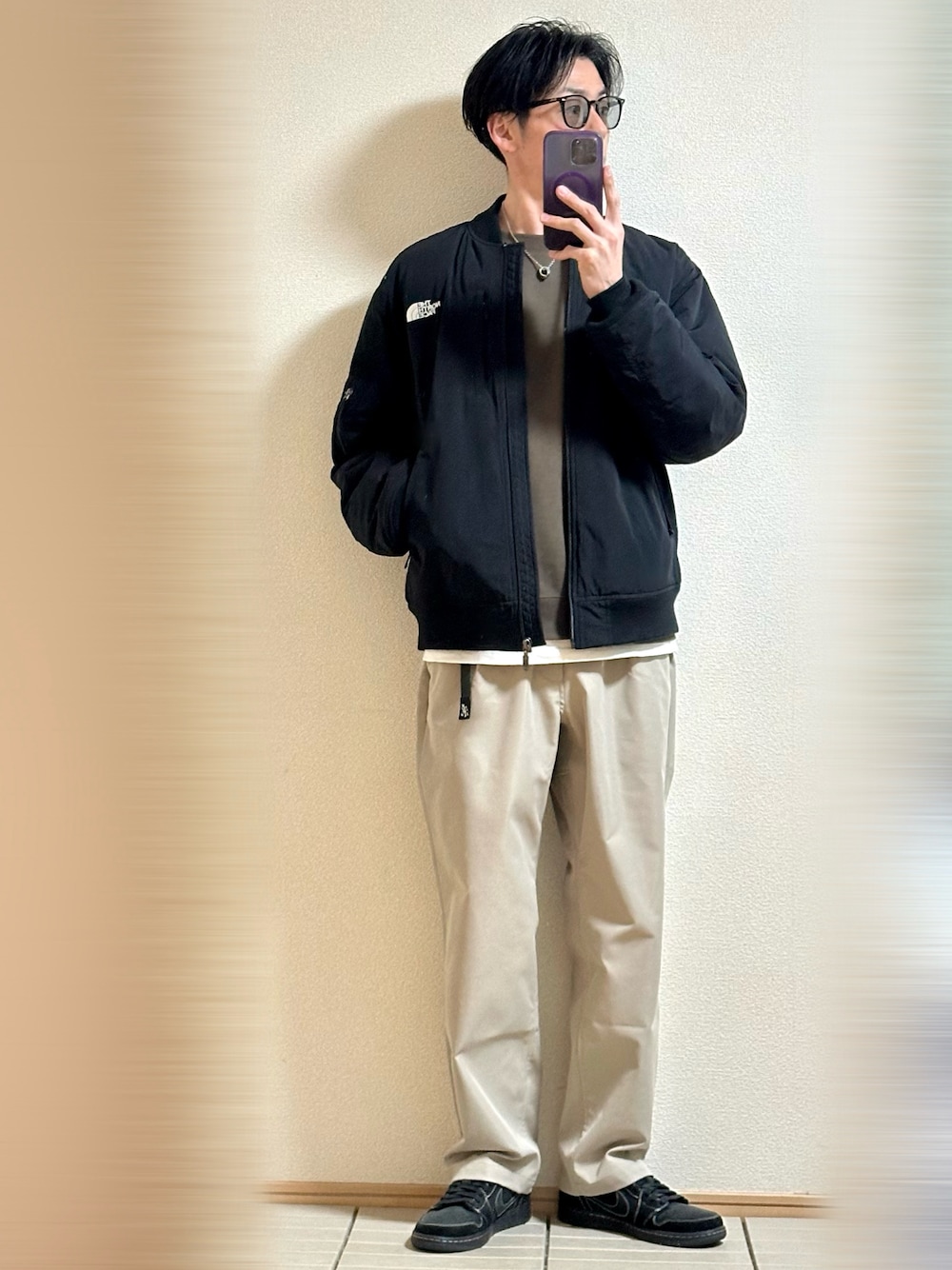 「春コーデ、休日スタイル、大人カジュアル、ストリート、シンプルコーデ、サングラス、MA-1、スウェット、レイヤードスタイル、THE NORTH FACE、チノパン、パンツスタイル、スニーカー、NIKE、着回しコーデ」｜「THE NORTH FACEの＜THE NORTH FACE＞インサレーションボンバージャケット ブルゾン（ブルゾン、ブラック系）」を使った、Sammyサミーさん（メンズ・177cm）の春コーディネートの1枚目の写真