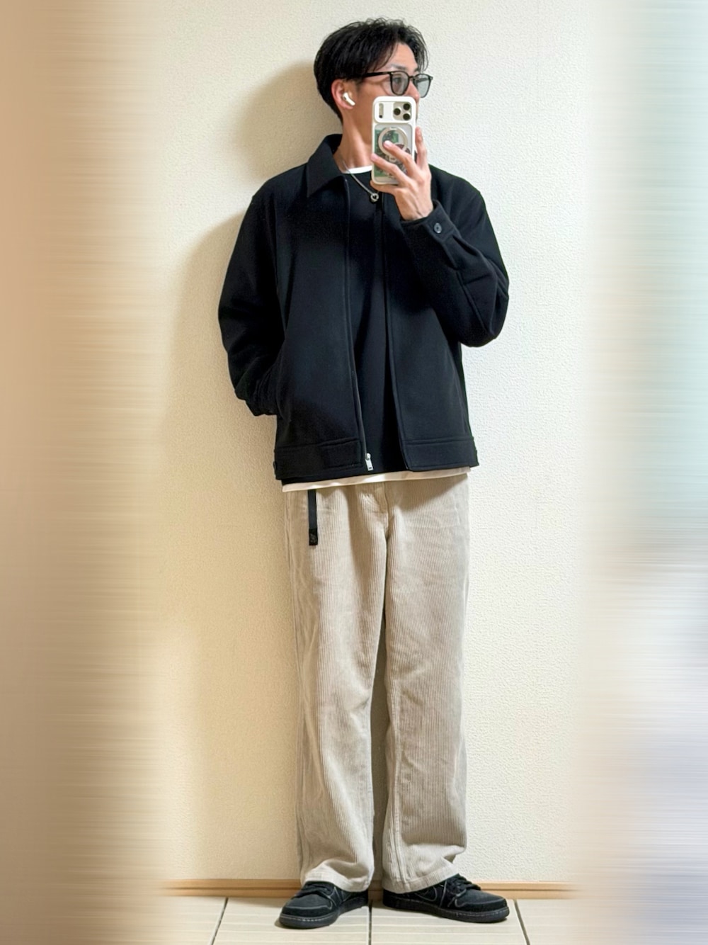 ベージュ系のその他パンツ、ブラウン系のスウェット、ホワイト系のTシャツ/カットソーを着用したメンズの秋コーディネートの1枚目の写真