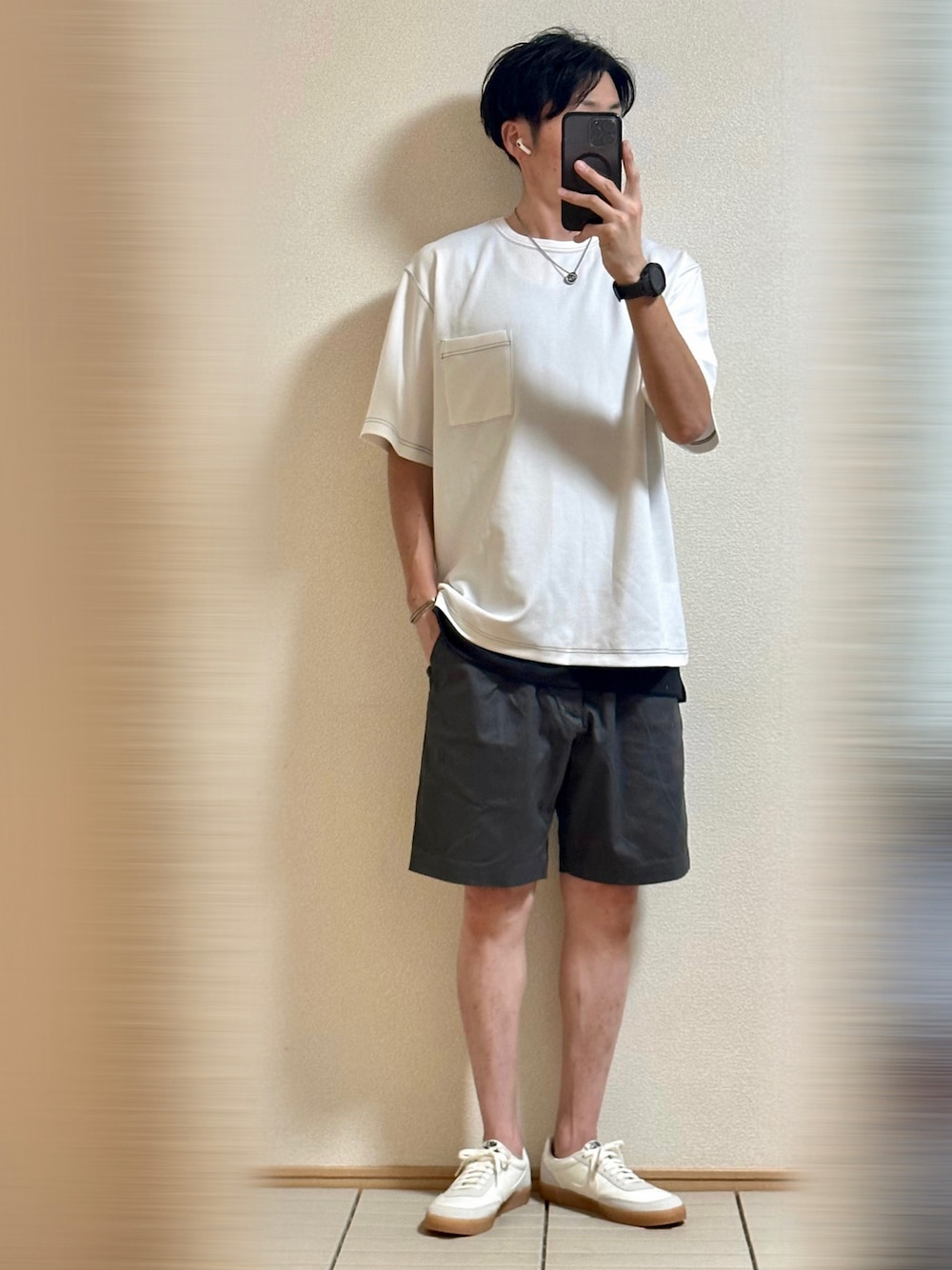 「みんなの白Tフェス、夏コーデ、モノトーン、Tシャツ、シンプル、休日スタイル、レイヤードスタイル、ハーフパンツ、白Tシャツ、スニーカー、NIKE、白スニーカー、シルバーアクセサリー、リラックススタイル、ラフコーデ」｜「NIKEのNIKE KILLSHOT 2 LEATHER SNEAKER（スニーカー、ホワイト系）」を使った、Sammyサミーさん（メンズ・177cm）の夏コーディネートの1枚目の写真